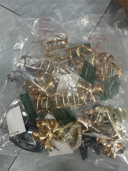 Viet Gourmet - Metallic Hair Claw